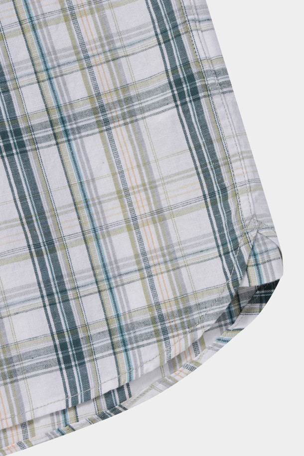 [시리즈;] 컬러 믹스 체크 셔츠는 남성용 상의로, 봄과 여름에 활용하기 좋은 넥밴드 스타일의 긴소매 셔츠입니다. 믹스 컬러의 체크 패턴이 빈티지하면서도 캐주얼한 분위기를 연출하며, 넥밴드와 커프스 안쪽의 배색 디테일이 돋보입니다. 마 혼방 소재로 제작되어 편안한 착용감을 선사하며, 바스트 부분의 아웃 포켓이 실용성을 더합니다. 동네 마실룩이나 여행룩 등 다양한 상황에서 캐주얼 또는 클래식 스타일로 연출하기 좋습니다.
