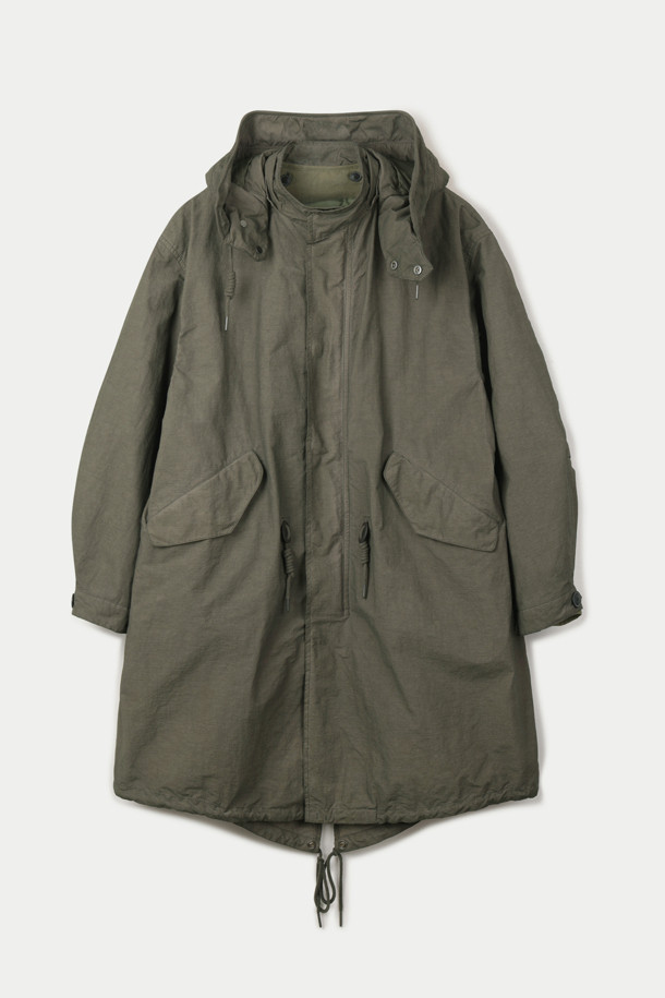 다잉 모즈코트는 밀리터리 스타일과 미니멀한 디자인을 결합한 아우터입니다. 가을, 겨울 시즌에 어울리는 두꺼운 두께감으로 보온성을 높였으며, 부드러운 촉감이 특징입니다. 카키와 올리브 두 가지 색상으로 출시되었으며, 탈부착 가능한 후드와 퀼팅 내피를 포함하여 실용성을 더했습니다. 가먼트 다잉 가공과 피치 가공을 통해 은은한 멋을 더했고, 세미 오버핏으로 편안한 착용감을 선사합니다. 출근룩, 미니멀, 클래식, 워크웨어 스타일을 즐겨 입는 분들께 추천합니다.
