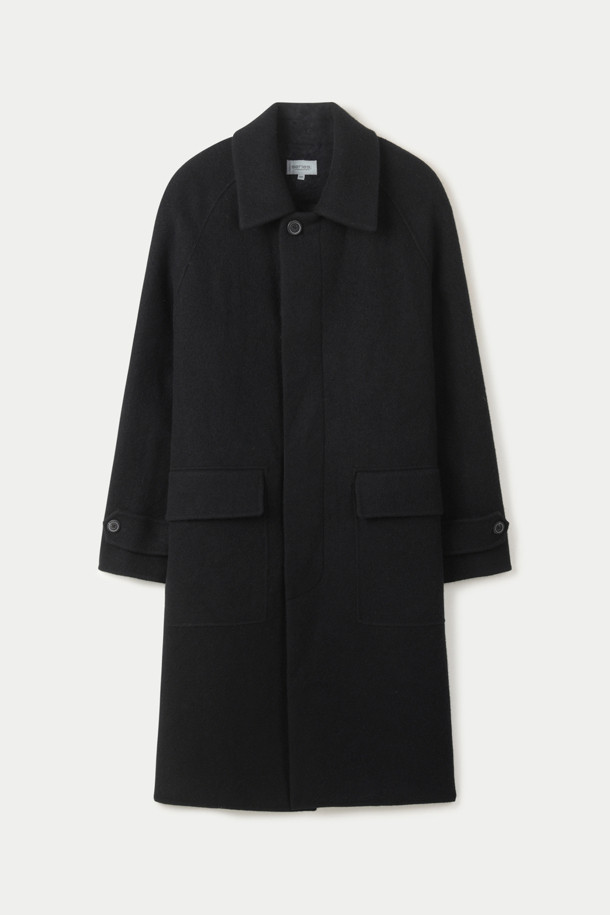 이번 겨울, 당신의 스타일을 완성할 롱 발마칸 핸드메이드 코트입니다. 차분한 색감의 무지 디자인으로, 미니멀하고 시크한 스타일을 연출하기에 좋습니다. 울과 알파카 혼방 소재로 제작되어 부드러운 촉감과 함께 뛰어난 보온성을 제공하며, 두꺼운 두께감으로 한겨울에도 따뜻하게 착용 가능합니다. 오버핏 디자인과 롱 기장으로 편안함과 스타일리시함을 동시에 잡았으며, 가볍고 유연한 착용감, 절제된 디테일이 특징입니다. 데일리룩, 출근룩, 모임룩 등 다양한 TPO에 활용하여 클래식하면서도 세련된 겨울 코디를 완성해 보세요.
