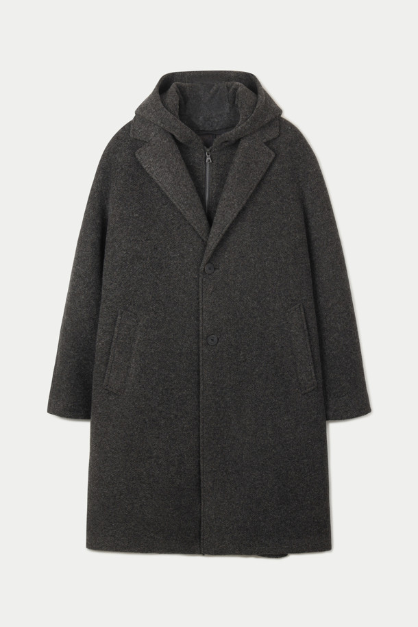 세련된 "울저지 후드패널 코트"를 소개합니다. 부드러운 울, 폴리에스터, 아크릴, 나일론 혼방 소재로 제작되어 포근하고 편안한 착용감을 선사합니다. 탈부착 가능한 후드와 네오프렌 본딩 디테일이 돋보이며, 투톤 멜란지 컬러가 세련된 분위기를 더합니다. 세미 오버핏 또는 루즈핏으로, 출근룩과 모임룩 모두에 활용 가능하며 미니멀, 클래식, 캐주얼 스타일을 연출하기 좋습니다. 무릎 기장의 긴 소매, 싱글 버튼 여밈 방식으로 간결하면서도 멋스러운 스타일을 완성해보세요.
