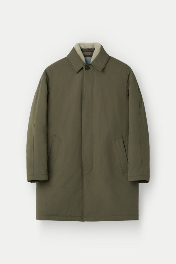 멕켄지 구스코트는 미니멀하고 베이직한 스타일의 겨울용 아우터입니다. 카키와 올리브 두 가지 색상으로 출시되었으며, 무릎 기장의 무지 디자인이 특징입니다. 고밀도 원단과 구스다운 충전재를 사용하여 보온성을 높였으며, 탈부착 가능한 베스트 패널과 양털 넥으로 다양한 스타일 연출이 가능합니다. 레귤러핏과 세미오버핏 두 가지 핏으로 제공되며, 지퍼와 히든 버튼으로 여밈 방식을 더했습니다. 출근룩과 여행룩에 모두 활용하기 좋은, 부드러운 촉감의 구스다운 코트입니다.
