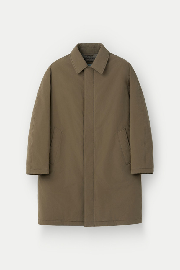 겨울철 일상과 출근룩, 여행룩에 모두 잘 어울리는 구스 코트입니다. 카키와 브라운 두 가지 색상으로 출시되어 미니멀하고 베이직한 스타일을 연출합니다. 롱 기장에 세미 오버핏으로 편안한 착용감을 선사하며, 버튼 여밈 방식으로 간편하게 입고 벗을 수 있습니다. 나일론과 폴리에스테르 혼방 소재로 제작되어 두꺼운 두께감과 부드러운 촉감을 자랑하며, 드롭숄더 디자인과 퀼팅 안감, 생활 방수 및 방풍 기능을 갖춰 보온성을 높였습니다. 
