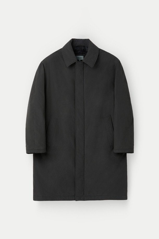 세련된 겨울 스타일을 완성하는 블랙 구스 코트입니다. 일상생활은 물론, 출근룩에도 잘 어울리는 미니멀하고 베이직한 디자인이 특징입니다. 롱 기장에 세미 오버핏으로 편안한 착용감을 선사하며, 지퍼형 여밈으로 간편하게 탈착용할 수 있습니다. 고밀도 나일론과 폴리에스테르 혼방 소재에 구스다운 충전재를 사용하여 뛰어난 보온성을 제공하며, 생활 방수 및 방풍 기능으로 추운 날씨에도 끄떡없습니다. 드롭 숄더 디자인과 퀼팅 안감으로 고급스러운 디테일을 더했습니다.
