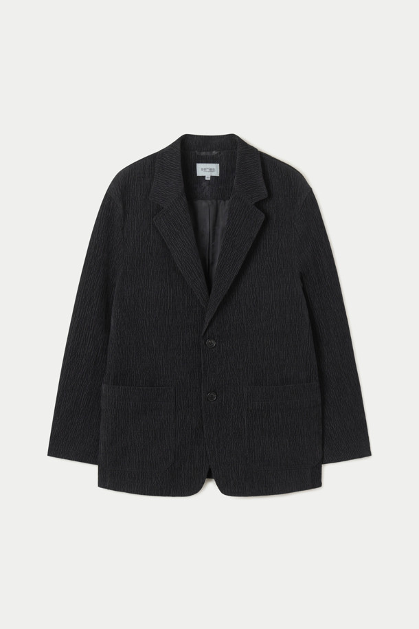 **(SET UP) 크리즈 코듀로이 루즈핏 셋업 재킷**은 남성용 아우터로, 가을과 겨울에 착용하기 좋은 두꺼운 두께감의 코듀로이 소재 셋업 재킷입니다. 캐주얼, 베이직 스타일로 일상복으로 활용하기 좋으며, 블랙 컬러의 무지 디자인이 특징입니다. 테일러드 코트 타입의 싱글 버튼 여밈 방식이며, 루즈핏으로 편안한 착용감을 선사합니다. 크리즈 디테일이 돋보이는 긴 소매 재킷입니다.
