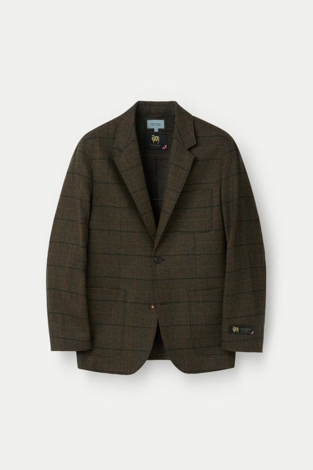 Mallalieus(말리아우스) 체크 뉴레귤러 재킷은 영국 Mallalieus(말리아우스) 社의 트위드 소재를 사용하여 제작되어 뛰어난 내구성과 보온성을 자랑합니다. 부드러운 촉감의 울 소재와 컴포트핏으로 편안한 착용감을 선사하며, 간절기와 겨울철에 활용하기 좋습니다. 클래식과 캐주얼 스타일을 모두 아우르는 디자인으로, 출근룩, 비즈니스 캐주얼, 모임룩 등 다양한 때와 장소와 목적에 활용할 수 있습니다. 브라운 컬러의 체크 패턴, 긴 소매, 싱글 버튼 여밈 방식, 패치 포켓, 2버튼 디테일이 돋보입니다.