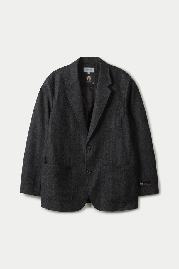 Mallalieus(말리에우스) 헤링본 뉴레귤러 재킷은 영국 Mallalieus(말리에우스)社의 트위드 소재로 제작되어 뛰어난 보온성과 내구성을 자랑합니다. 클래식과 캐주얼 무드를 넘나드는 디자인으로, 출근룩, 비즈니스 캐주얼, 겨울 데일리룩에 활용하기 좋습니다. 부드러운 촉감의 울 소재와 컴포트 핏으로 편안한 착용감을 선사하며, 2버튼 싱글 버튼 방식에 패치 포켓 디테일이 특징입니다. 간절기부터 겨울까지, 스타일리시하면서도 따뜻하게 몸을 감싸줍니다.