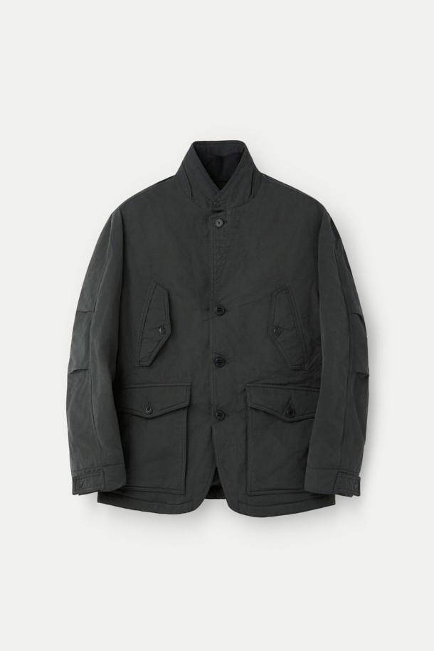 베노 올메텍스는 캐주얼, 미니멀, 클래식 스타일을 아우르는 공용 점퍼형 재킷입니다. 가을, 겨울 시즌에 적합하며, 일상 및 캐주얼 용도로 활용하기 좋습니다. 블랙 컬러의 무지 디자인으로 밀리터리 스타일의 무드를 연출합니다. 루즈핏으로 편안한 착용감을 선사하며, 지퍼와 스냅으로 여밈 방식을 갖췄습니다. 이탈리아 OLMETEX S.P.A 원단을 사용하여 부드러운 촉감을 자랑하며, 탈부착 가능한 이너 베스트와 3M 신슐레이트 충전재로 보온성을 높였습니다. 방수 기능과 내구성을 갖춰 출근룩, 여행룩 등 다양한 TPO에 활용 가능합니다.
