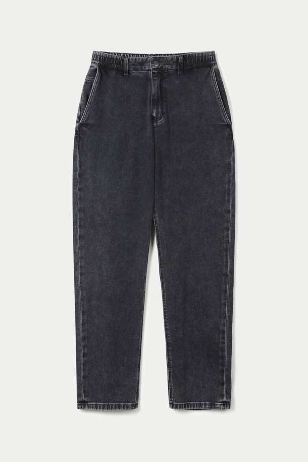 다이마루 블랙 워싱 릴렉스 데님팬츠는 캐주얼과 포멀 스타일을 모두 소화할 수 있는 데님 팬츠입니다. 스트레치 데님 소재로 제작되어 편안한 착용감을 선사하며, 빈티지 워싱으로 자연스러운 멋을 더했습니다. 켄톤 단추와 지퍼 여밈 디테일, 더블 스티치 보강으로 튼튼한 내구성을 자랑합니다. 허벅지부터 밑단까지 자연스럽게 좁아지는 릴랙스 핏으로, 다리가 길어 보이는 효과를 줍니다. 사계절 내내 활용 가능한 블랙 컬러의 긴 바지로, 다양한 스타일을 연출해보세요.
