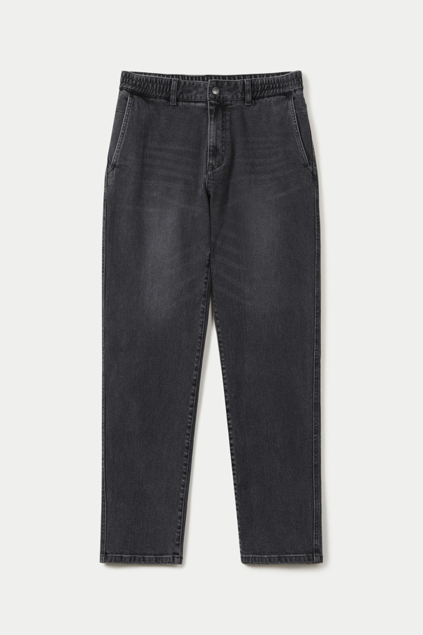 블랙 워싱 릴렉스 데님팬츠는 캐주얼, 클래식, 미니멀 스타일 모두 소화 가능한 활용도 높은 아이템입니다. 스트레치 데님 소재로 제작되어 편안한 착용감을 선사하며, 빈티지 워싱 디테일이 자연스러운 멋을 더합니다. 켄톤 단추와 지퍼 여밈으로 튼튼하게 마감되었으며, 더블 스티치 보강으로 내구성을 높였습니다. 허벅지부터 밑단까지 자연스럽게 좁아지는 릴랙스핏 실루엣으로, 어떤 상의와도 잘 어울리는 매력적인 핏을 연출합니다. 일상에서 편안하게 즐겨 입기 좋은 데님팬츠입니다.
