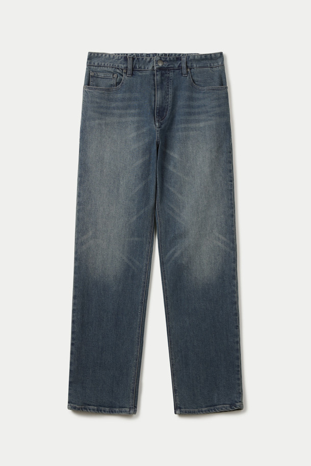 중청 루즈 스트레이트 데님 팬츠는 캐주얼과 빈티지 스타일을 모두 아우르는 매력적인 데님 팬츠입니다. 사계절 내내 활용 가능한 긴 기장의 바지로, 넉넉한 루즈핏과 스트레이트 핏이 편안하면서도 트렌디한 실루엣을 연출합니다. 중청 컬러에 워싱 디테일이 더해져 빈티지한 무드를 강조하며, 스트레치 데님 소재로 제작되어 활동성을 높였습니다. 브러쉬 워싱, 캣 워싱, 켄톤 단추, 더블 스티치 보강, 벨트고리 테이프 보강 등 섬세한 디테일이 돋보입니다. 데이트룩, 쇼핑룩 등 다양한 상황에 맞춰 캐주얼하거나 클래식하게 스타일링할 수 있습니다.
