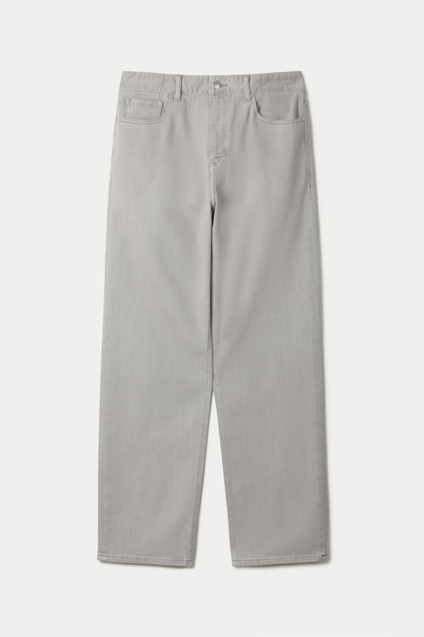 더티크림 루즈스트레이트 데님 팬츠는 오일 워싱 가공을 통해 빈티지한 멋을 살린 그레이 컬러 데님 팬츠입니다. 데이트룩, 쇼핑룩에 어울리는 캐주얼, 클래식, 미니멀 스타일로 연출하기 좋습니다. 면과 폴리우레탄 혼방의 신축성 있는 스트레치 소재로 편안한 착용감을 제공하며, 루즈핏과 스트레이트핏으로 디자인되어 어떤 체형에도 잘 어울립니다. 켄톤 단추와 지퍼, 더블 스티치 보강으로 튼튼하게 제작되어 오랫동안 착용할 수 있습니다.
