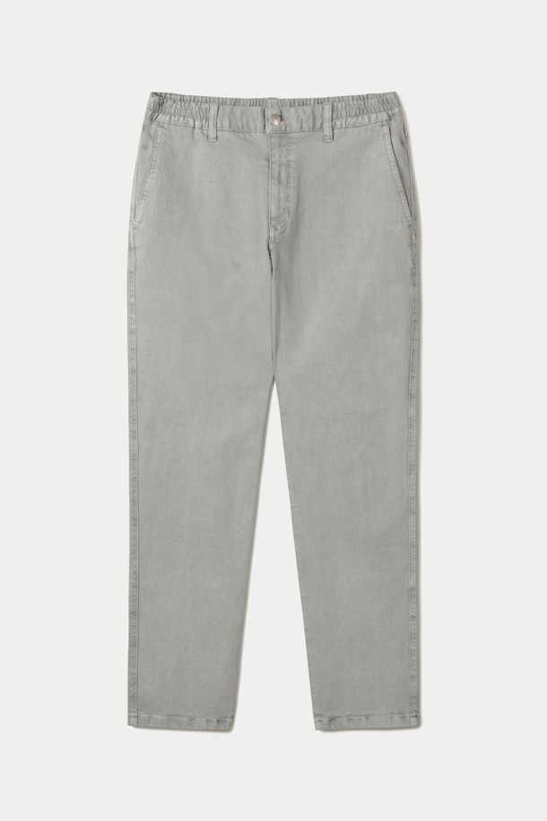 컬러다잉 릴렉스 데님팬츠는 가먼트 다잉 기법을 적용하여 은은하고 자연스러운 색감을 자랑하는 데님 팬츠입니다. 부드러운 스트레치 데님 소재로 제작되어 편안한 착용감을 선사하며, 릴렉스핏으로 활동성을 높였습니다. 허벅지부터 밑단까지 자연스럽게 좁아지는 실루엣으로 캐주얼부터 포멀까지 다양한 스타일을 연출할 수 있습니다. 켄톤 단추와 지퍼를 사용하여 튼튼하게 제작되었으며, 더블 스티치 보강으로 내구성을 더했습니다. 세탁 시에는 변색을 방지하기 위해 단독 세탁을 권장합니다.
