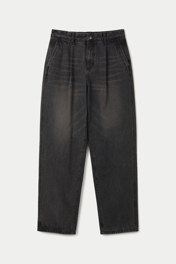 무심한 듯 세련된 스타일을 연출하는 원 턱 워싱 벌룬 데님 팬츠입니다. 부드러운 면 소재로 제작되어 편안한 착용감을 선사하며, 빈티지 워싱 디테일이 은은한 멋을 더합니다. 허벅지부터 밑단까지 좁아지는 테이퍼드 실루엣과 와이드 벌룬핏으로 트렌디함을 놓치지 않았습니다. 켄톤 단추와 지퍼 여밈, 더블 스티치 보강으로 튼튼함을 더했으며,  캐주얼, 미니멀 스타일 모두 소화 가능하여 동네 마실룩, 여행룩 등 다양한 TPO에 활용하기 좋습니다. 그레이 색상으로 어떤 상의와도 쉽게 매치할 수 있습니다.
