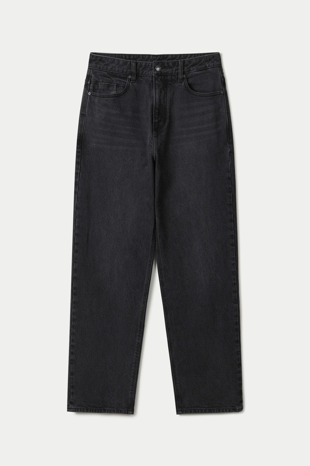 세련된 스타일을 연출하는 와이드 데님 팬츠입니다. 부드러운 면과 폴리우레탄 혼방 소재로 제작되어 편안한 착용감을 선사하며, 빈티지 워싱 처리로 은은한 멋을 더했습니다. 넉넉한 와이드핏과 루즈핏으로 트렌디한 실루엣을 완성하며, 데이트룩이나 쇼핑룩에 잘 어울립니다. 코인 포켓과 켄톤 단추, 지퍼 디테일은 물론, 더블 스티치 보강으로 내구성을 높였습니다. 그레이 컬러로 어떤 상의에도 쉽게 매치하여 캐주얼하면서도 미니멀한 스타일을 연출할 수 있습니다.
