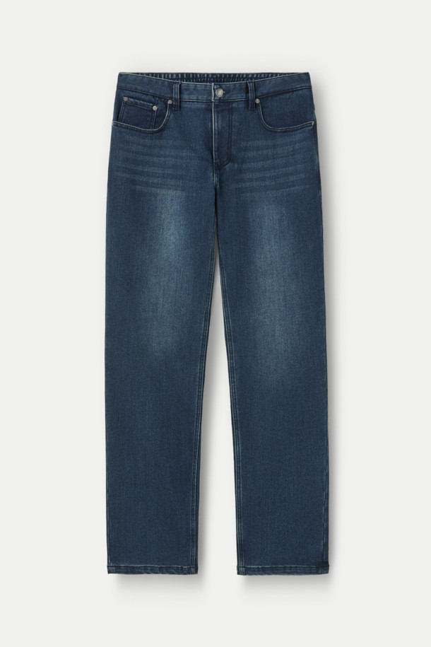 이중지 중청 힙스터 데님팬츠는 캐주얼과 빈티지 스타일을 모두 만족시키는 남성용 데님 팬츠입니다. 힙스터핏과 슬림핏으로 디자인되어 세련된 실루엣을 연출하며, 두꺼운 이중지 원단으로 제작되어 내구성이 뛰어납니다. 중청 컬러에 브러쉬 워싱과 캣 워싱 기법을 더해 자연스러운 빈티지 무드를 살렸습니다. 켄톤 단추와 지퍼, 더블 스티치 마감으로 꼼꼼하게 제작되었으며, 스트레치 데님 소재로 편안한 착용감을 제공합니다. 데이트룩, 여행룩 등 다양한 TPO에 활용 가능하며, 캐주얼, 클래식, 미니멀 스타일 모두에 잘 어울립니다.
