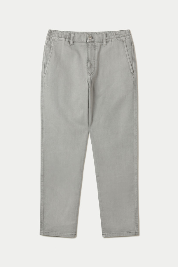 기모 루나다잉 릴렉스 데님 팬츠는 부드러운 기모 안감으로 따뜻함을 더한 겨울용 데님 팬츠입니다. 가먼트 다잉 기법을 사용하여 은은하고 자연스러운 색감의 그레이 컬러를 구현했으며, 스트레치 데님 소재로 편안한 착용감을 선사합니다. 릴렉스 핏으로 여유로운 실루엣을 연출하며, 켄톤 단추와 지퍼, 더블 스티치 보강으로 내구성을 높였습니다. 출근룩과 비즈니스 캐주얼은 물론 캐주얼, 클래식, 미니멀 스타일까지 소화 가능한 활용도 높은 아이템입니다. 단독 세탁을 권장합니다.
