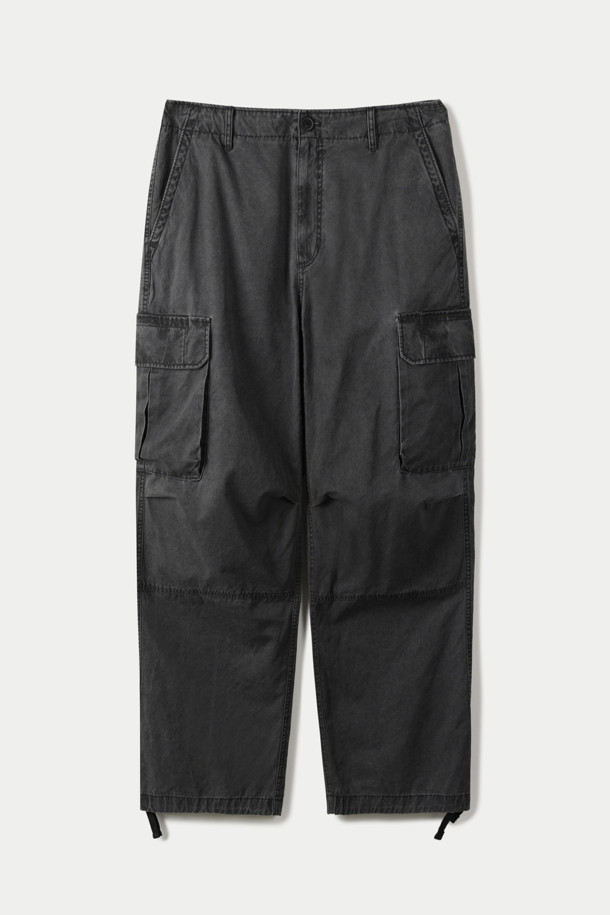 피그먼트 워싱 기법으로 빈티지한 매력을 더한 와이드 카고 팬츠입니다. 넉넉한 루즈핏으로 편안한 착용감을 선사하며, 봄, 여름, 가을 시즌에 활용하기 좋습니다. 면 소재로 제작되어 뻣뻣한 듯, 자연스러운 워싱 디테일이 돋보입니다. 넉넉한 카고 포켓은 실용성을 더하고, 캐주얼, 스트릿 스타일을 연출하기 좋습니다. 블랙 컬러의 무지 디자인으로 어떤 상의와도 쉽게 매치하여 다양한 스타일을 완성할 수 있습니다.
