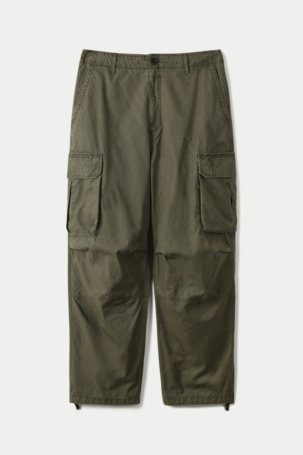피그먼트 워싱 와이드 카고 팬츠는 밀리터리 무드와 빈티지한 스타일을 담아낸 카고 팬츠입니다. 면 소재로 제작되어 부드러운 촉감을 선사하며, 봄, 여름, 가을 시즌에 착용하기 좋습니다. 와이드핏으로 편안함을 강조했으며, 피그먼트 가공과 가먼트 워싱을 거쳐 자연스러운 색감과 빈티지한 멋을 더했습니다. 플랩 카고 포켓과 거셋 구조, 스트링 밑단 디테일로 실용성과 스타일을 모두 갖췄으며, 밑단 스트링으로 실루엣 조절이 가능합니다.
