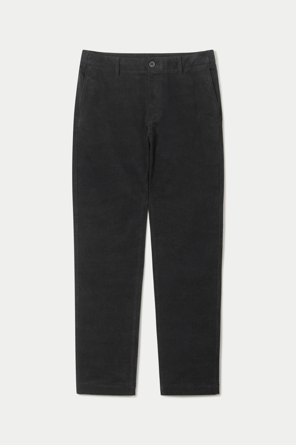 겨울철 따뜻함과 스타일을 책임지는 변형 코듀로이 릴렉스 팬츠입니다. 부드러운 촉감의 코듀로이 소재에 안감을 더해 보온성을 높였으며, 허리 양쪽 밴딩으로 편안한 착용감을 선사합니다. 허벅지는 여유롭고 밑단으로 갈수록 좁아지는 릴렉스 핏으로 트렌디한 실루엣을 연출합니다. 버팔로 혼 버튼과 뒷포켓 스티치 장식으로 은은한 포인트를 더했으며, 캐주얼, 클래식, 미니멀 스타일 모두 소화 가능합니다. 출근룩과 모임룩에 활용하여 멋스러운 스타일을 완성해보세요.
