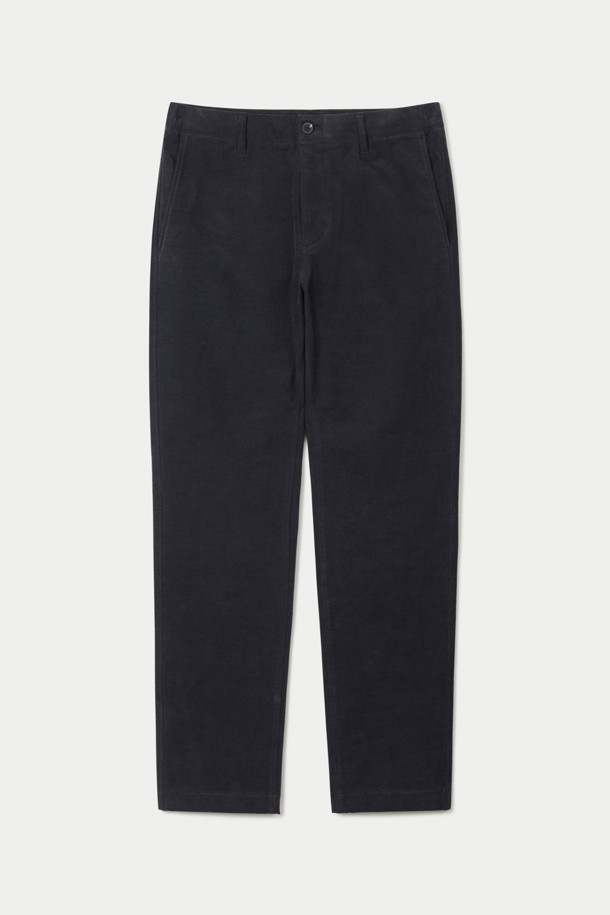 (Set up) 변형 코듀로이 릴렉스 팬츠는 겨울철 캐주얼 및 세미 포멀 스타일을 아우르는 코듀로이 바지입니다. 릴랙스 핏으로 편안함을 강조하며, 허리 양쪽 밴딩으로 활동성을 더했습니다. 부드러운 촉감의 두꺼운 코듀로이 소재에 고밀도 안감을 더해 보온성을 높였습니다. 허벅지는 여유롭고 밑단으로 갈수록 좁아지는 실루엣으로, 셋업 연출이 가능합니다. 버팔로 혼 버튼과 뒷포켓 스티치 장식이 디테일을 더해 출근룩, 비즈니스 캐주얼, 모임룩 등 다양한 TPO에 활용 가능합니다.
