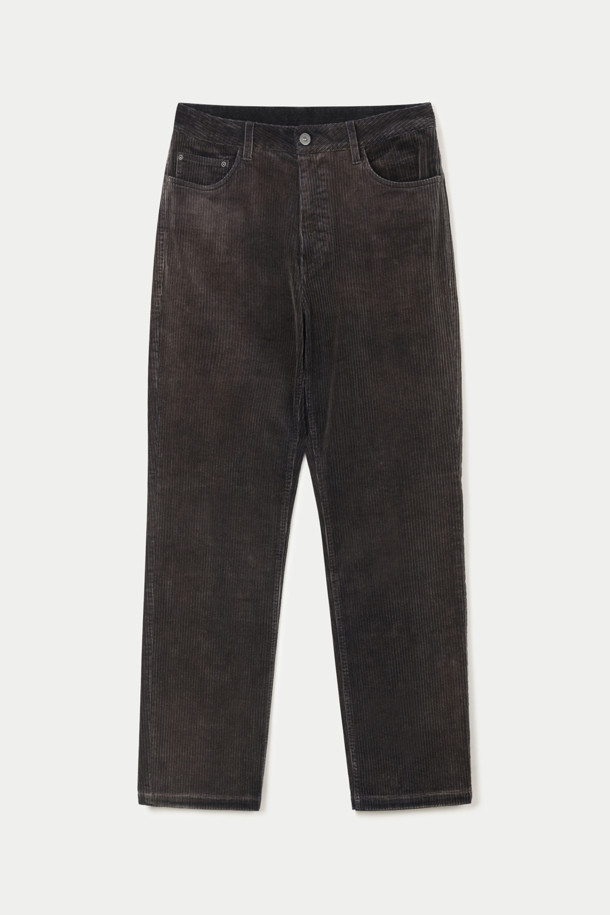 부드러운 촉감의 워싱 코듀로이 루즈 스트레이트 팬츠입니다. 힙과 허벅지에 여유를 주어 편안한 착용감을 선사하며, 데일리룩과 일상룩에 활용하기 좋습니다. 특수가공 워싱 처리된 브라운 컬러의 무지 디자인으로, 빈티지하고 캐주얼한 스타일을 연출합니다. 간절기와 겨울철에 적합하며, 5포켓 디자인과 리벳 장식으로 포인트를 더했습니다. 신축성 있는 면과 코듀로이 혼방 소재에 고밀도 안감을 사용하여 부드러움을 더했습니다.
