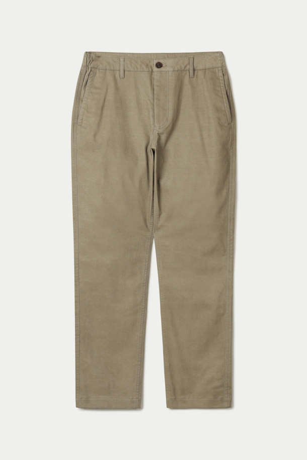 사틴스판 브러시드 카치온 스트레이트 팬츠는 부드러운 촉감의 면과 사틴 혼방 소재로 제작된 긴 기장의 바지입니다. 미니멀한 스타일의 베이지 색상으로, 데일리룩과 일상복에 적합하며 오피스룩과 모임룩으로도 활용할 수 있습니다. 허리 양쪽 밴딩 처리로 편안한 착용감을 선사하며, 릴렉스핏과 스트레이트 핏, 테이퍼드 핏으로 디자인되어 다양한 스타일을 연출할 수 있습니다. 빈티지한 외관과 워시드 아웃 효과, 피치 가공, 카치온 염색, 가먼트 워싱 처리를 통해 은은한 멋을 더했으며, 버팔로 혼 버튼을 사용하여 고급스러움을 더했습니다. 고밀도 안감으로 부드러운 착용감을 느낄 수 있습니다.
