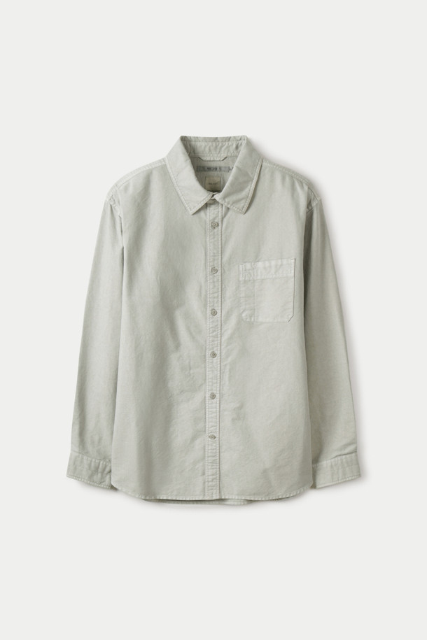 피그다잉 솔리드 릴렉스 셔츠는 빈티지하고 클래식한 스타일을 즐기는 분들을 위한 셔츠입니다. 연그레이 색상의 면 소재로 제작되어 봄, 여름, 가을 계절에 활용하기 좋으며, 릴랙스핏과 세미루즈핏으로 편안한 착용감을 선사합니다. 가슴 사선 포켓 디테일이 돋보이며, 옥스포드 조직으로 제작되어 내구성이 우수합니다. 피그먼트 다잉 가공으로 자연스러운 색감과 빈티지한 멋을 더했으며, 데이트룩, 출근룩 등 다양한 TPO에 맞춰 클래식, 미니멀, 캐주얼 스타일을 연출할 수 있습니다. 단독 세탁을 권장합니다.
