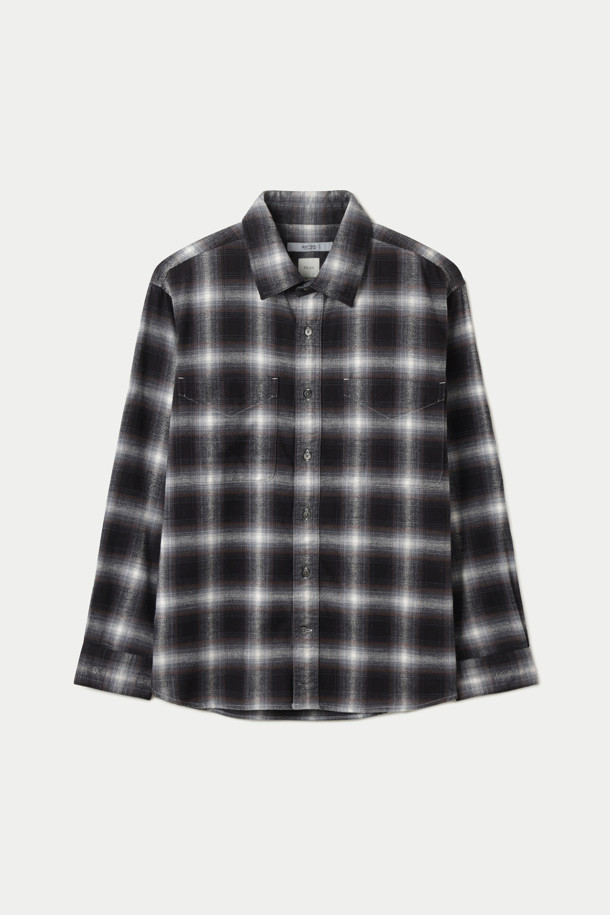 블랙 옴브레 체크 릴렉스 셔츠는 남성용 상의로, 가을과 겨울에 어울리는 캐주얼 스타일의 제품입니다. 블랙과 화이트 컬러의 조화가 세련된 옴브레 체크 패턴으로 디자인되었으며, 차이나칼라와 긴 소매가 특징입니다. 부드러운 면 소재로 제작되어 편안한 착용감을 제공하며, 릴렉스 핏으로 자연스러운 실루엣을 연출합니다. 출근룩과 모임룩, 그리고 캐주얼, 클래식, 미니멀 스타일 모두 소화 가능한 활용도 높은 아이템입니다.
