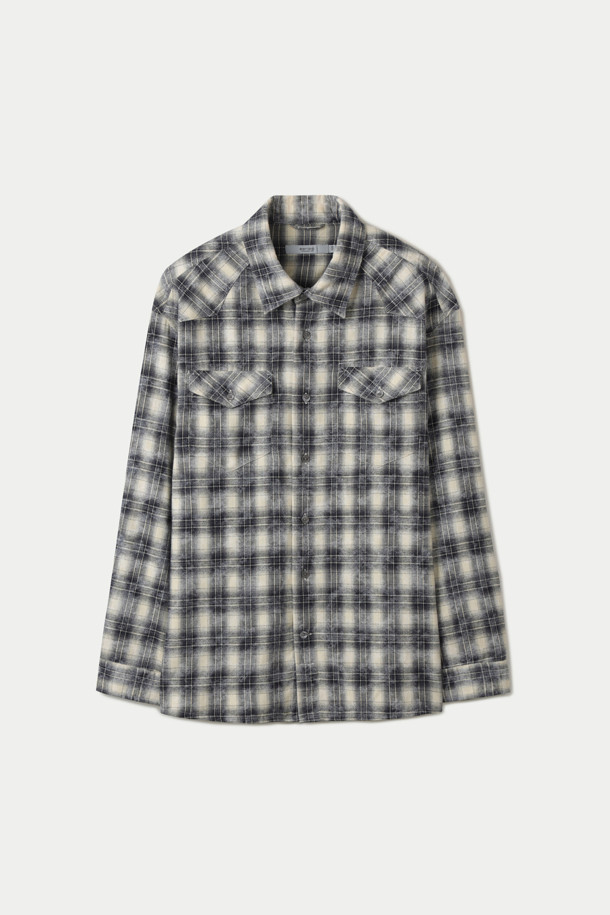 세련된 스프레이 워싱 기법으로 은은한 멋을 더한 남성용 체크 오버핏 셔츠입니다. 부드러운 면 소재로 제작되어 편안한 착용감을 선사하며, 봄, 가을 시즌에 활용하기 좋습니다. 블랙, 화이트, 그레이 세 가지 기본 색상으로 출시되어 출근룩, 모임룩 등 다양한 TPO에 맞춰 캐주얼, 클래식, 미니멀 스타일을 연출할 수 있습니다. 차이나칼라와 긴 소매, 레귤러 기장으로 디자인되어 어떤 체형에도 잘 어울립니다. 워싱 가공으로 자연스러운 분위기를 더한 매력적인 아이템입니다.
