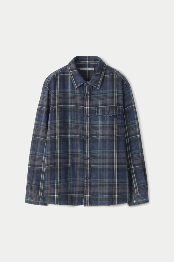 빈티지 워싱 체크 오버형 셔츠는 남녀 모두 착용 가능한 캐주얼하고 베이직한 스타일의 상의입니다. 네이비와 블루 두 가지 색상으로 출시되었으며, 봄, 가을에 적합합니다. 100% 면 소재로 제작되어 부드러운 촉감을 선사하며, 레귤러 기장에 오버핏으로 편안하게 착용할 수 있습니다. 체크 패턴과 워싱 가공, 빈티지 디테일이 돋보이는 긴소매 셔츠입니다. 카라 디자인으로 깔끔한 느낌을 더했습니다.
