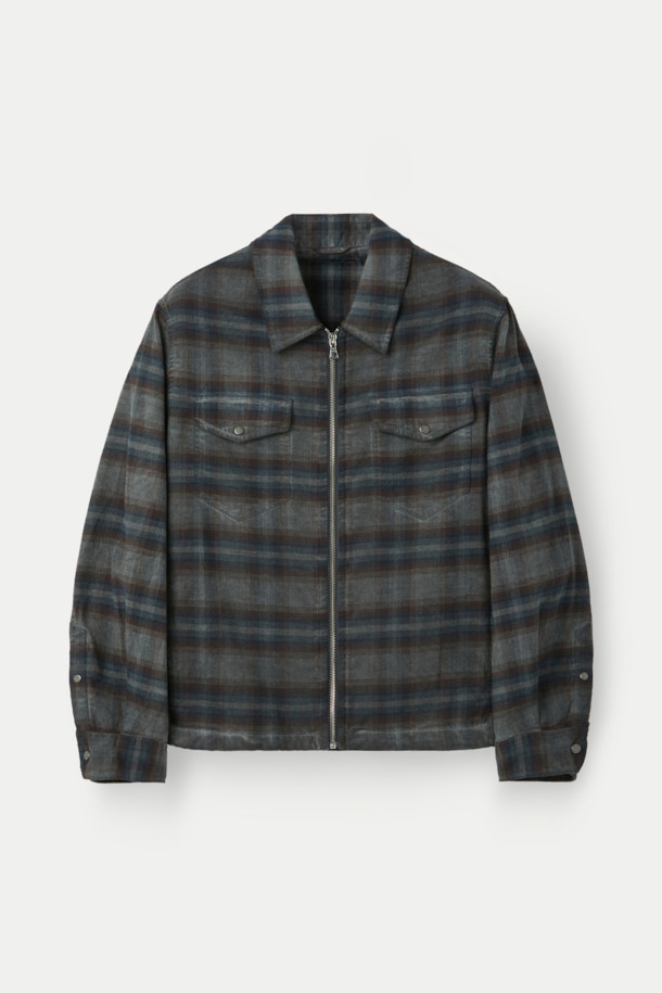 **피그다잉 집업 체크 셔츠**는 부드러운 면 소재에 헤링본 조직으로 제작되어 편안한 착용감을 선사합니다. 루나 다잉 공법으로 은은한 빈티지 무드를 더했으며, 그레이와 블루 두 가지 컬러로 출시되었습니다. 세미오버핏에 셔츠칼라 디자인으로 캐주얼하면서도 클래식한 스타일을 연출할 수 있습니다. 4개의 포켓과 밑단 스트링 디테일로 실용성을 더했으며, 집업과 스냅 버튼 여밈 방식으로 간편하게 착용 가능합니다. 간절기, 겨울철 출근룩, 비즈니스 캐주얼, 모임룩 등 다양한 TPO에 활용하기 좋습니다.
