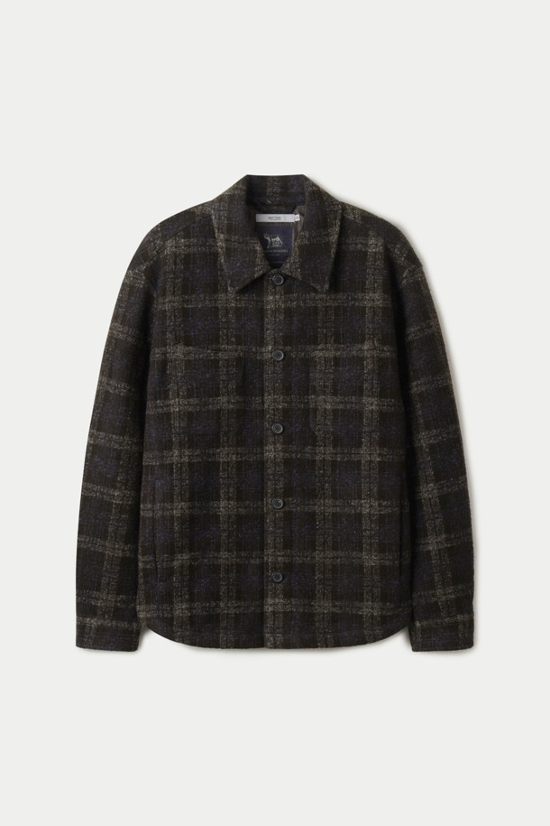 **울혼방 브라운 체크 아우터 셔츠**는 가을과 겨울, 클래식한 무드를 연출하는 아우터 셔츠입니다. 부드러운 울 소재와 레귤러핏으로 편안한 착용감을 선사하며, 이탈리아 LANIFICIO ROMA S.R.L 원단을 사용하여 고급스러움을 더했습니다. 브라운 컬러의 체크 패턴은 미니멀, 시크한 스타일을 연출하기 좋으며 출근룩, 비즈니스 캐주얼, 모임룩 등 다양한 TPO에 활용 가능합니다. 3M 신슐레이트 충전재와 곡선 사선 포켓, 소뿔 단추 디테일이 돋보입니다. 버튼 여밈 방식과 긴 소매 기장으로 세련된 디자인을 완성했습니다.
