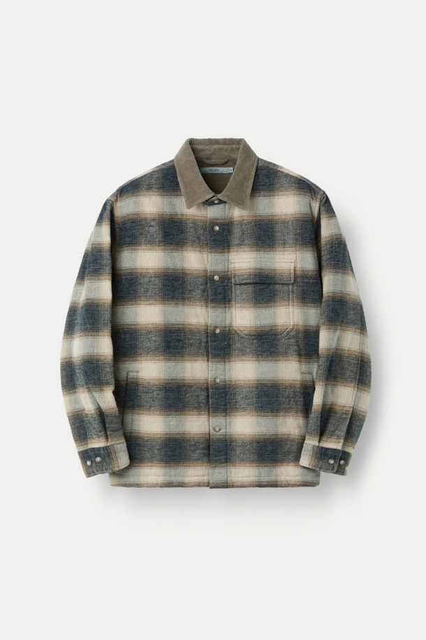 "체크 퀼팅 아우터 셔츠"는 빈티지 스타일의 코듀로이 소재 아우터 셔츠입니다. 부드러운 촉감과 적당한 두께감으로 간절기부터 초겨울까지 착용하기 좋으며, 3M 신슐레이트 충전재를 사용하여 뛰어난 보온성을 제공합니다. 네이비와 베이지 두 가지 컬러로 출시되었으며, 셔츠형 디자인에 퀼팅 디테일과 가슴 1개, 허리 2개의 포켓, 칼라 부분의 코듀로이 배색이 돋보입니다. 세미 오버핏으로 제작되어 편안하면서도 스타일리시하게 연출할 수 있으며, 스냅 버튼으로 간편하게 여밀 수 있습니다. 출근룩과 모임룩은 물론 클래식, 캐주얼, 미니멀 등 다양한 스타일 연출에 활용 가능한 아이템입니다.
