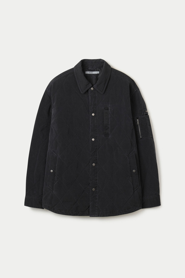 피그 코팅 퀼팅 아우터 셔츠는 남녀 모두 착용 가능한 캐주얼하고 미니멀한 스타일의 아우터입니다. 가을과 겨울에 어울리는 두꺼운 두께감과 뻣뻣한 촉감의 피그 코팅 소재로 제작되어 보온성을 높였습니다. 셔츠형 디자인에 퀼팅 디테일이 더해져 독특한 멋을 연출하며, 레귤러핏으로 편안한 착용감을 선사합니다. 블랙 컬러의 크롭 기장으로, 다양한 스타일링에 활용하기 좋습니다. 버튼 여밈 방식과 긴 소매 기장으로 디자인되었습니다.
