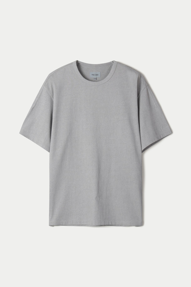 부드러운 촉감의 워싱 반팔 티셔츠입니다. 자연스러운 빈티지 스타일과 베이직한 디자인으로 일상에서 편안하게 착용하기 좋습니다. 얇은 두께감과 통기성으로 여름철 시원하게 입을 수 있으며, 오버핏으로 제작되어 편안한 착용감을 선사합니다. 그레이 컬러의 무지 디자인에 넥 라인 바인딩, 어깨 다트, 로고 자수, 옆선 트임 디테일을 더해 포인트를 주었습니다. 동네 마실룩, 카페룩 등 캐주얼하고 미니멀한 스타일 연출에 적합합니다.
