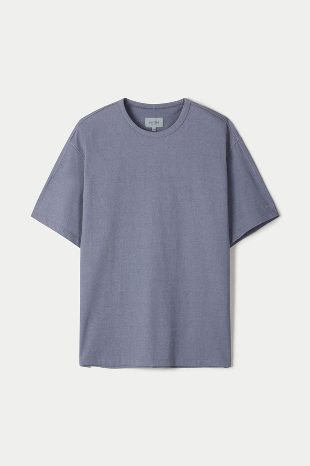 **워싱 반팔 티셔츠**

부드러운 면 소재로 제작된 워싱 반팔 티셔츠입니다. 얇은 두께감으로 여름철에도 시원하게 착용 가능하며, 일상복으로 편안하게 즐길 수 있습니다. 빈티지하면서도 베이직한 스타일로, 동네 마실룩이나 여행룩 등 다양한 TPO에 활용하기 좋습니다. 오버핏 디자인과 라운드넥으로 편안한 착용감을 선사하며, 넥라인 바인딩 처리, 어깨선 다트 디테일, 소매 하단 로고 자수, 옆선 밑단 트임 등의 섬세한 디테일이 돋보입니다. 그레이 컬러의 무지 디자인으로 미니멀한 스타일을 연출하기 좋습니다.
