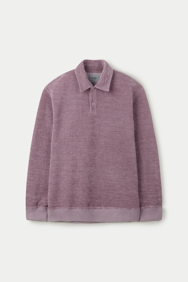 보온성이 뛰어난 셔닐 스웻 셔츠입니다. 벨벳과 유사한 은은한 광택감이 고급스러운 분위기를 자아내며, 부드러운 촉감으로 편안한 착용감을 선사합니다. 퍼플 컬러에 무지 디자인으로, 클래식하고 미니멀한 스타일을 연출하기 좋습니다. 레귤러 핏에 칼라 넥 라인, 플라켓 디테일이 돋보이며, 소매와 밑단 립 처리로 깔끔하게 마무리되었습니다. 겨울철 데일리룩으로 활용하기 좋은 두꺼운 두께감의 긴소매 셔닐 스웻 셔츠입니다.
