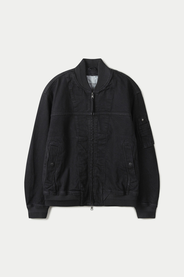 스모킹 데님 MA-1은 빈티지한 감성을 담은 남녀 공용 점퍼입니다. 블랙 컬러의 무지 디자인으로, 데이트룩이나 가을 나들이룩에 활용하기 좋습니다. 허리선 기장의 세미 루즈핏으로 편안하게 착용 가능하며, 스모킹 봉제 디테일, 워싱 가공, 빈티지 텍스처가 특징입니다. 간절기에 입기 좋은 홑겹 두께이며, 집업 방식으로 간편하게 여밀 수 있습니다. 클래식, 미니멀, 캐주얼 스타일을 모두 소화할 수 있는 활용도 높은 아우터입니다.
