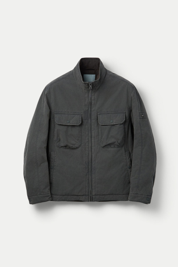 피그워싱 면패딩 점퍼는 간절기에 적합한 베이직 스타일의 남성 아우터입니다. 부드러운 촉감의 면 소재로 제작되었으며, 그레이 컬러의 무지 디자인으로 다양한 룩에 매치하기 좋습니다. 피그워싱 가공을 통해 자연스러운 외관을 연출하며, 방풍/방수 기능과 3M 신슐레이트 충전재, 항아리 퀼팅으로 보온성을 높였습니다. 일상생활은 물론 가을 나들이룩, 겨울 데일리룩에도 활용하기 좋은 캐주얼, 미니멀, 클래식 스타일의 점퍼입니다. 집업 여밈 방식과 레귤러핏으로 편안하게 착용할 수 있으며, 긴 소매와 아웃포켓 디테일이 특징입니다.
