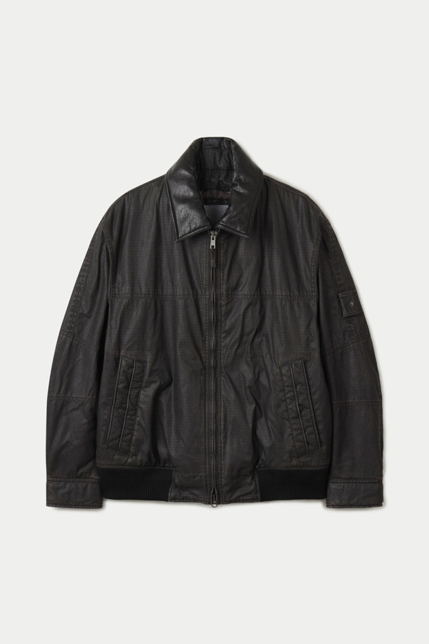 이탈리아 립스탑 카본 코팅 원단을 사용하여 방풍 및 발수 기능을 갖춘 립스탑 워크 블루종 점퍼입니다. 블랙 컬러의 무지 디자인으로, 간절기에 캐주얼하고 빈티지한 스타일을 연출하기 좋습니다. 루즈핏과 세미오버핏으로 편안한 착용감을 제공하며, 부드럽고 유연한 면 소재로 제작되었습니다. 빌트인 가죽 칼라와 탈착 가능한 칼라, 신슐레이트 충전재를 통해 보온성을 높였으며, 레이어드하여 다양한 스타일을 연출할 수 있습니다. 동네 마실룩, 여행룩, 가을 나들이룩 등 다양한 TPO에 활용하기 좋은 워크웨어 스타일의 점퍼입니다.
