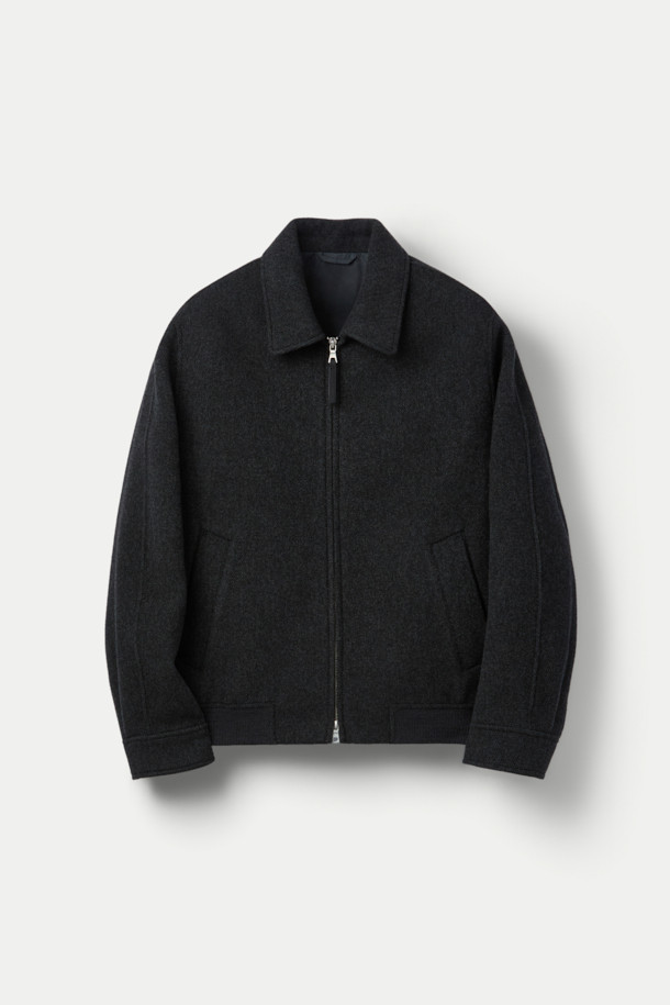 **핸드메이드 블루종**

부드러운 울, 캐시미어, 스웨이드 소재가 조화롭게 어우러져 포근한 착용감을 선사하는 핸드메이드 블루종입니다. 간절기와 겨울철, 데이트룩, 모임룩 등 다양한 TPO에 활용하기 좋으며, 클래식, 미니멀, 캐주얼 스타일을 모두 아우릅니다. 블랙 컬러의 무지 디자인에 세미 루즈핏으로 편안함을 더했으며, 니트 립 마감, 사선 포켓, 스웨이드 배색 디테일이 빈티지 무드를 자아냅니다. 핸드메이드 봉제 방식으로 제작되어 높은 퀄리티를 자랑하는 숏 기장의 집업 블루종입니다.
