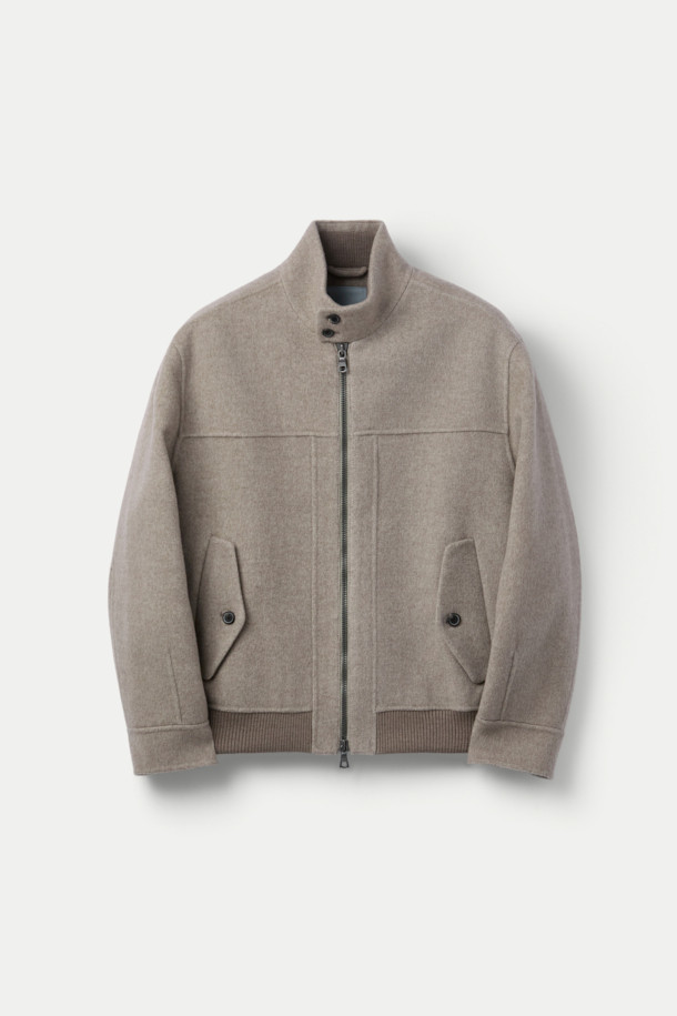 부드러운 울과 캐시미어 혼방 소재로 제작되어 포근한 착용감을 선사하는 핸드메이드 스탠드넥 블루종입니다. 미니멀, 빈티지, 캐주얼 스타일을 아우르며, 가을, 겨울 시즌 데일리룩, 산책룩, 동네 마실룩에 적합합니다. 세미 오버핏으로 편안하게 떨어지는 핏과 드롭된 어깨 라인이 특징이며, 스탠드넥 디자인으로 목을 따뜻하게 감싸줍니다. 밑단 니트 립 마감과 정전기 방지 안감으로 실용성을 높였으며, 무지 디자인으로 다양한 스타일 연출이 용이합니다.
