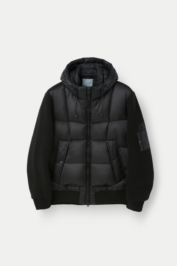 **니트 하이브리드 아우터**는 겨울철 추위에도 끄떡없는 보온성을 제공하는 남성용 점퍼입니다. 무지 디자인에 블랙 컬러로, 캐주얼 및 스포티 스타일을 연출하기 좋습니다. 부드러운 촉감의 니트 소재와 방풍, 발수 기능을 갖춘 초경량 아우터로, 탈부착 후드가 있어 레이어링이 용이합니다. 머스코비 덕다운 충전재를 사용하여 보온성을 극대화했으며, 출근룩이나 여행룩 등 다양한 TPO에 활용 가능합니다. 레귤러핏에 긴 소매, 집업 스타일로 편안하고 활동적인 착용감을 선사합니다.
