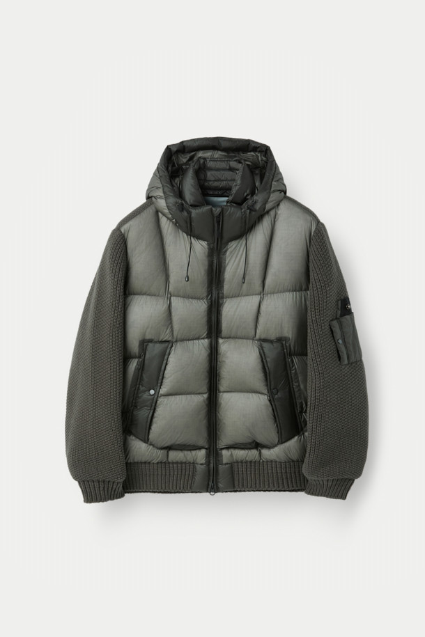 세련된 니트 하이브리드 아우터 점퍼입니다. 캐주얼, 미니멀, 클래식 스타일을 아우르며, 일상과 출근룩에 모두 잘 어울립니다. 카키 및 올리브 색상으로 출시되어 겨울철 스타일링에 포인트를 더합니다. 초경량 나일론과 니트 소재의 조합으로 뛰어난 착용감과 보온성을 제공하며, 덕다운 충전재, 방풍, 발수 기능, 탈부착 후드, 하이브리드 디자인 등 다양한 특징을 갖췄습니다. 레귤러핏에 집업 스타일로 편안함과 활동성을 동시에 잡았습니다.
