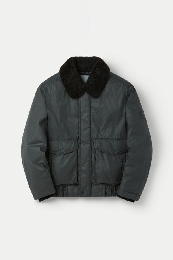 올메텍스 카본 라파예트는 남성용 겨울 점퍼입니다. 카본 및 블랙 컬러로 출시되었으며, 밀리터리와 빈티지 스타일을 동시에 느낄 수 있습니다. MA-1, B-15 코트 타입 디자인에 탈부착 가능한 리얼 FUR 칼라와 구스다운 충전재를 사용하여 보온성을 높였습니다. 방풍 및 발수 기능을 갖춘 면혼방 소재에 카본 코팅 처리와 빈티지 워싱 가공으로 내구성을 더했으며, 세미루즈핏과 드롭 숄더 디자인으로 편안한 착용감을 제공합니다. 출근룩, 여행룩, 클래식, 미니멀, 워크웨어 스타일을 즐기는 분들께 추천합니다.
