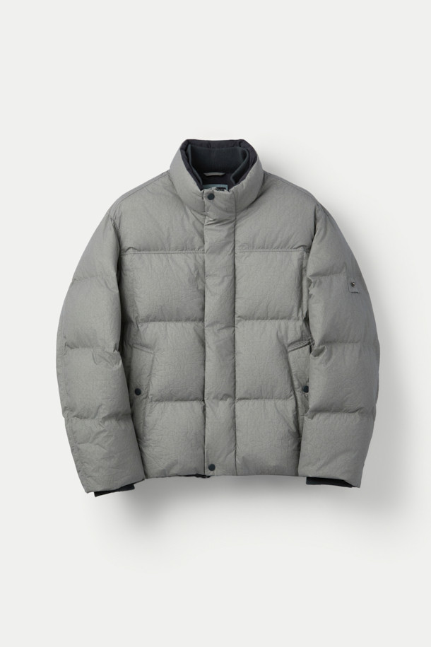 이탈리안 테크니컬 패브릭 크랙 레이어 숏패딩은 겨울철 일상 및 여행, 산책 시 캐주얼하고 미니멀한 스타일을 연출하기에 좋습니다. 3-Layer 기능성 원단과 피그 워싱 가공으로 빈티지한 외관을 자랑하며, 방수, 방풍, 수분 배출 기능으로 쾌적함을 유지합니다. 덕다운 충전재와 두꺼운 두께감으로 보온성을 높였으며, 세미루즈핏으로 편안한 착용감을 선사합니다. 그레이 컬러에 무지 패턴, 사선 포켓, 니트 립 트리밍 및 세로/가로 퀼팅 믹스 디테일이 돋보이는 숏패딩입니다.
