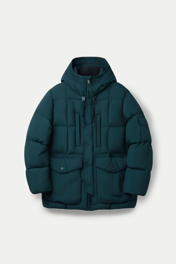 **구스다운 에어트루퍼**는 겨울철 추위로부터 당신을 보호해 줄 방수, 보온 기능의 남녀 공용 패딩입니다. 블랙 색상의 무지 디자인으로 어떤 스타일에도 쉽게 매치할 수 있으며, 캐주얼, 스포티, 미니멀한 룩을 연출하기 좋습니다. 일상생활은 물론 여행이나 캠핑과 같은 아웃도어 활동에도 적합하며, 부드러운 촉감과 레귤러 핏으로 편안한 착용감을 제공합니다. 긴 소매와 집업 스타일, 후드 디테일이 갖춰진 두꺼운 구스다운 패딩으로, 겨울철 당신의 따뜻하고 스타일리시한 겨울을 책임져 줄 것입니다.
