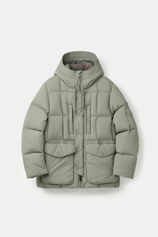 "구스다운 에어트루퍼"는 겨울철 추위를 완벽하게 방어해 줄 남녀 공용 아우터입니다. 보온성이 뛰어난 구스다운 충전재와 튼튼한 나일론 소재를 사용하여, 일상생활은 물론 아웃도어 활동에도 적합합니다. 밀리터리 스타일과 캐주얼 무드를 동시에 느낄 수 있으며, 레귤러핏과 무지 디자인으로 어떤 스타일에도 잘 어울립니다. 카키와 올리브 두 가지 색상으로 출시되었으며, 넉넉한 포켓 디테일과 후드, 방수 기능으로 실용성을 더했습니다. 여행, 캠핑, 등산 등 다양한 TPO에 활용 가능하며, 고프코어 및 미니멀 스타일 연출에도 제격입니다.
