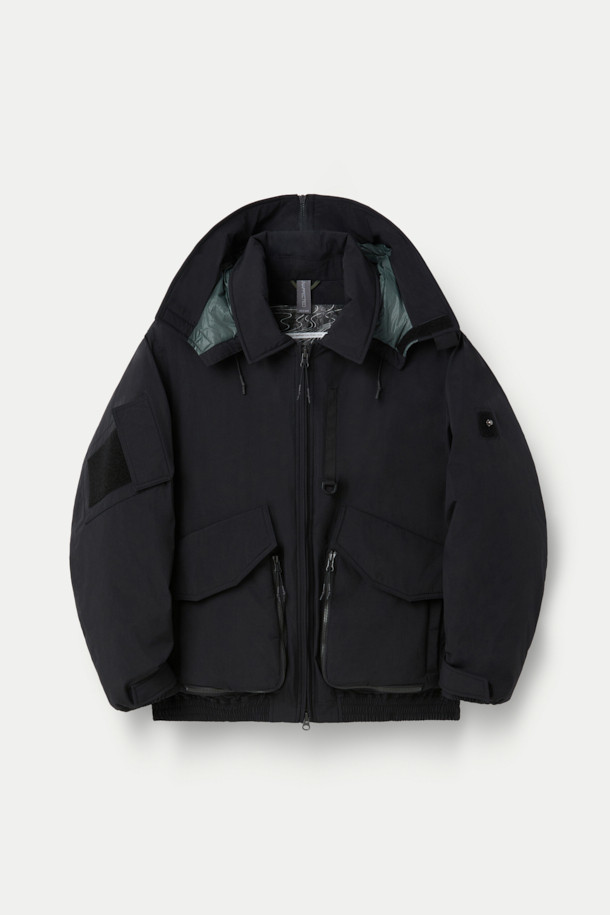 SERIES; X UNAFFECTED MK3 하이브리드 다운 봄버는 남성용 아우터로, 겨울철 일상룩에 적합한 다운 점퍼입니다. 블랙 컬러에 무지 패턴으로 미니멀하면서도 스트릿 스타일을 연출할 수 있으며, 하이넥 디자인과 플랩 포켓 디테일이 돋보입니다. 오버핏 크롭 기장으로 트렌디함을 더하고, 보온성과 방수 기능을 갖춰 추운 날씨에도 쾌적하게 착용 가능합니다. 하이브리드 다운 충전재와 나일론 소재를 사용하여 뛰어난 보온성을 제공하며 출근룩과 여행룩에 모두 활용하기 좋습니다.
