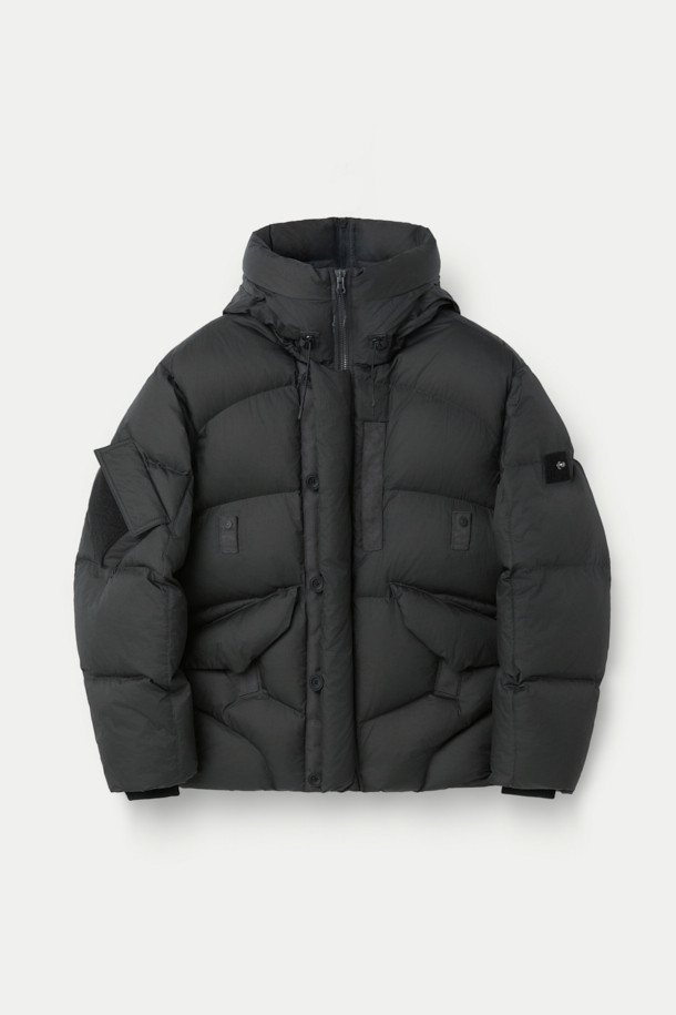 SERIES; X UNAFFECTED N2B 숏 다운 점퍼는 남녀 공용으로 착용 가능한 오버핏 숏패딩입니다. 겨울철 보온과 방풍 기능에 중점을 둔 두꺼운 두께의 나일론 소재를 사용하여 제작되었으며, 부드러운 촉감을 선사합니다. 집업 스타일의 블랙 무지 디자인으로, 캐주얼 및 스포티 무드를 연출하며 캠핑룩이나 등산룩과 같은 TPO에도 적합합니다. 후드가 달려 있어 더욱 따뜻하고 스타일리시하게 착용 가능하며, 미니멀한 스타일을 선호하는 분들께 추천합니다. 긴 소매 기장으로 활동성을 높였습니다.
